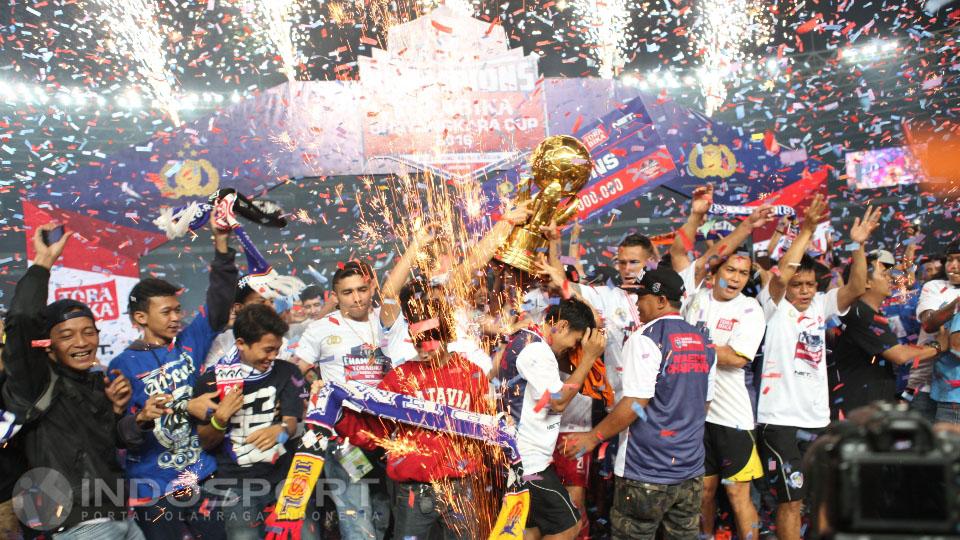 Selebrasi tim Arema Cronus yang berhasil meraih gelar juara Piala Bhayangkara 2016, Minggu (03/04/16).